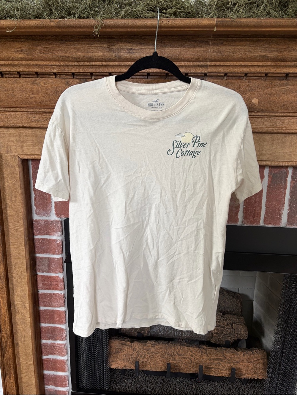 Hollister Cream 'Silver Pine Cottage' Short Sleeve Tee